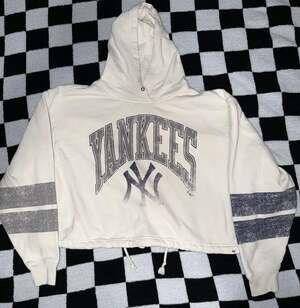 '47 Brand Women's New York Yankees Lizzy Cropped Pullover Hoodie